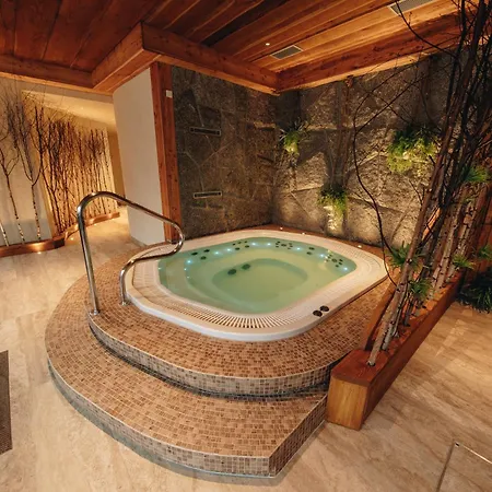 Zora Family Apartman Tátralomnic