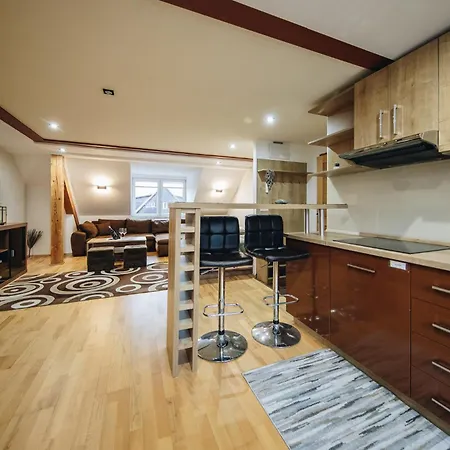 Zora Family Apartman Tátralomnic